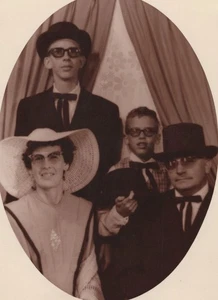 Retrato familiar años 60 sombreros divertidos gafas disfraces estudio postura sincera - Imagen 1 de 3