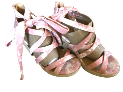 Nuevo sin caja Torrid Mujer 9.5WW Espedrille Rosa Blanco Tela Superior 4.5" Tacón Corbata al Tobillo Foto 1 de 4