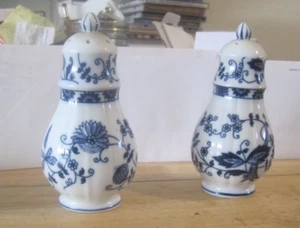 Vienna Woods Large "Blue Onion Pattern" Salt & Pepper Set Seymour Ann - Picture 1 of 7