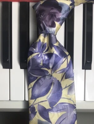 Gravata de cetim poli figurada em folhagem fresca MANHATTAN / cinza-azul e lilás no amarelo - Imagem 1 de 4