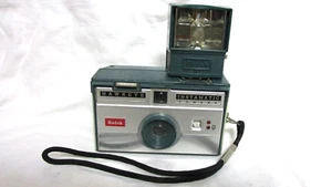 VINTAGE 1960s KODAK HAWKEYE INSTAMATIC CAMERA w/ FLASH & BULB - Picture 1 of 3