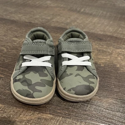 Zapatos de bebé verde camuflaje niños pequeños talla 4 solo uno hecho por Carter Foto 1 de 4
