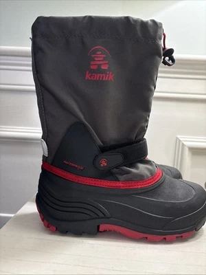 Kamik Waterbug 5 男孩防水雪地靴 - 木炭/红色 - 5 码 - 穿过一次 — 第 1/4 张图片