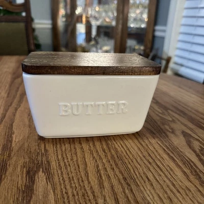 Better Homes & Gardens - Plato de mantequilla en relieve de porcelana blanca y madera de acacia Foto 1 de 4