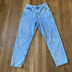 ASOS Design High Rise Mom Jeans Light Wash Blue Denim Straight leg 30/32 - Picture 1 of 6