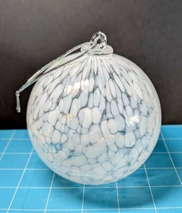 Adorno de Navidad soplado a mano arte vidrio fundido estudio hecho a mano transparente y blanco - Imagen 1 de 5