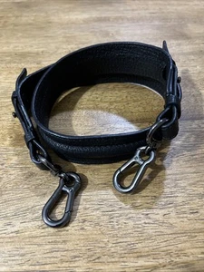 McQ by Alexander McQueen Ersatz Schulterriemen Pebble Leder schwarz - Bild 1 von 16
