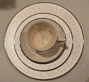 Lenox - Ambassador Collection -  Pearl Innocence Place Setting(s).  5 Piece NIB - Picture 1 of 9