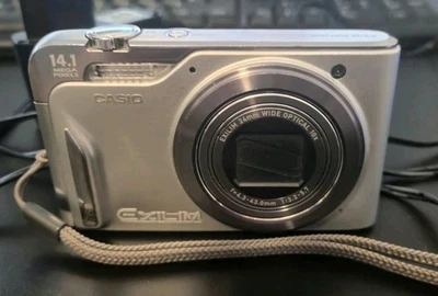 Casio Exilim EX-H15 Digitalkamera Kamera 14,1 MP Plus Ladestation  - Bild 1 von 3