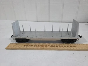 Atlas O Gauge ATSF 190985 Bulkhead Stake Side Flat Car Santa Fe Missing 3 Stakes - Picture 1 of 11