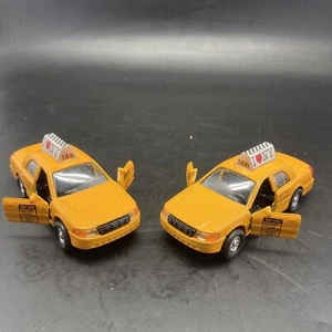2 Stück I Love New York Modern Taxi Cab 9989D-ILNY Sammlerstück Modell Spielzeugauto - Bild 1 von 3