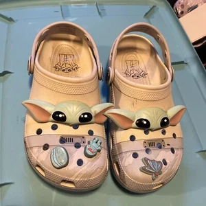 Zueco Crocs Star Wars Grogu Mandalorian Jibbitz hombres 6 mujeres 8 - Imagen 1 de 6