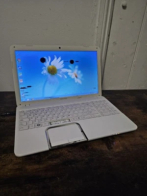 Toshiba Satellite L850-1D5, Int. Pent B950, 4GB RAM 100GB HDD, Win 8 pro FAST  - Image 1 of 4