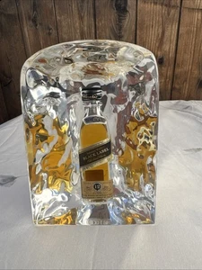 Mini bottiglia scozzese vintage Johnnie Walker etichetta nera racchiusa in finto ghiaccio - Foto 1 di 6