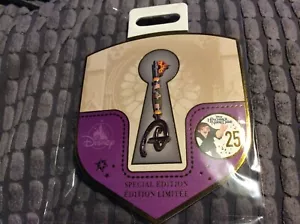 New Disney Store Hunchback Notre Dame 25th Anniversary Opening Ceremony Key Pin - Foto 1 di 5