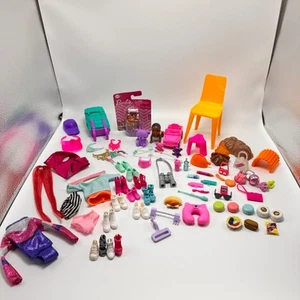 Barbie Zubehör Konvolut Schuhe, Kleidung, Essen, Haustier, Baby, Camping, Wandern, Verschiedenes - Bild 1 von 11