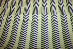Tela de algodón, estampado Chevron verde negro crema, tela de edredón de 2 yardas, Jo Ann - Imagen 1 de 1