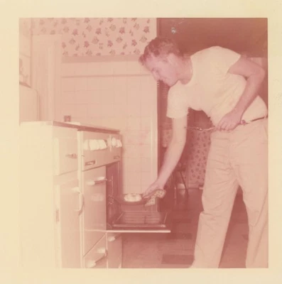 Foto vintage da década de 1950 homem bonito cozinhando forno cozinha meados do século - Imagem 1 de 2