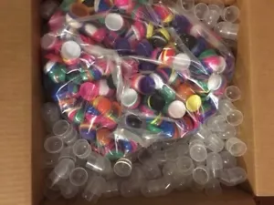 1000 LEERE EIN ZOLL 1" VERKAUFSKAPSELN EICHEL 1 ZOLL VERSCHIEDENE FARBEN DECKEL PARTY - Bild 1 von 1