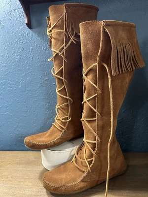 Mocassins femininos Minnetonka altura do joelho marrom camurça 7 cadarços com franja vintage - Imagem 1 de 4