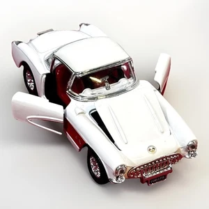 Superior 1957 Chevrolet Corvette 1:34 pressofuso modello Chevy #SS5709 bianco rosso bordo - Foto 1 di 9