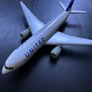 Realtoy United Airlines Boeing 777-222(ER) N209UA Airplane Collectible Diecast - Picture 1 of 9
