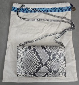 Cartera Tory Burch Britten Serpiente Cuero Repujado Cadena Plateada Negra Gris Natural - Imagen 1 de 10