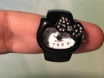 Hello Kitty Ringuhr - Strass Schleife - Kitty Form schwarz - Bozhi Uhr NEU - Bild 1 von 2