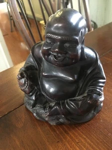 Estatua de Buda Riendo Suerte Feliz Sentado 6 X 5.5 Pulgadas -SÚPER ENTUSIASTA - Imagen 1 de 5
