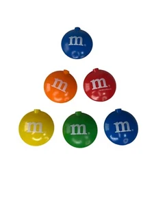 Juego de 6 adornos de plástico en forma de caramelo de colección M&Ms - Imagen 1 de 6