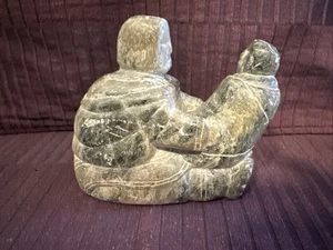 Jabonera inuit tallada esquimal bebé madre niño firmado Ed Ivu  - Imagen 1 de 19
