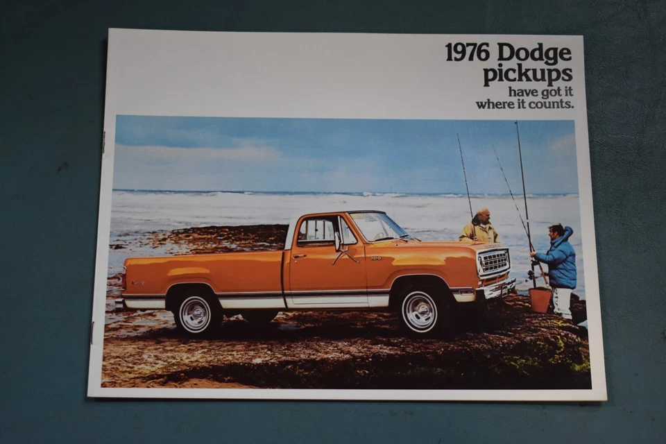 Folleto de ventas del concesionario Dodge Pickup 1976 D W 100 200 300 4X4 Tracción en las cuatro ruedas Foto 1 de 4