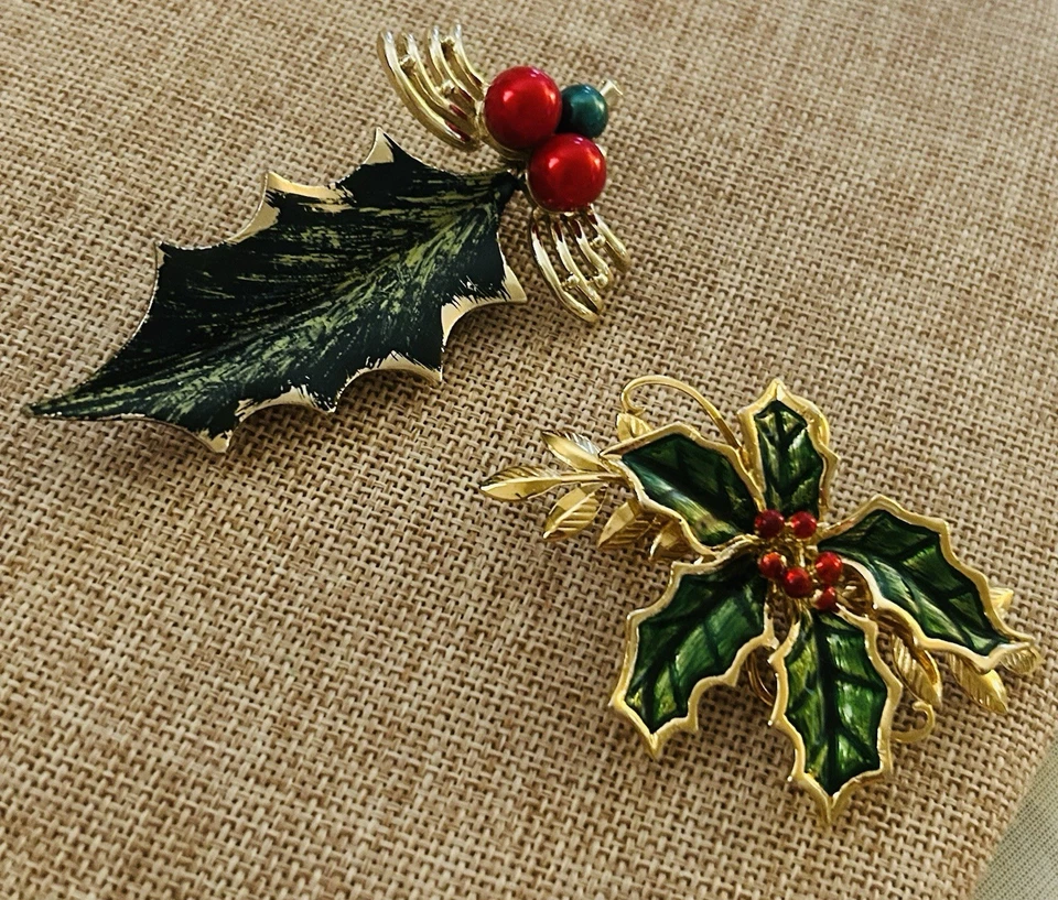 Hermosos broches prendedores vintage de hojas de acebo MCM usados en excelente estado Foto 1 de 1