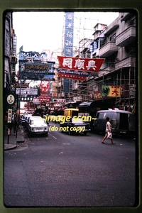 Ende der 1960er Jahre Kodachrome Dia von Hongkong, Straßenszene und Autos c28b - Bild 1 von 1