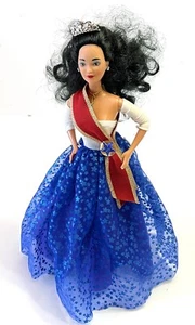 Vintage Unicef Asian Barbie Mattel Special Edition 1989 schwarzes Haar mit Tiara Sehr guter Zustand - Bild 1 von 11
