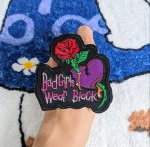 INSIGNIA/PARCHE BORDADO PLANCHADO/COSER ROSA IRONÍA LINDA NEGRA PARA NIÑAS MALAS - Imagen 1 de 1