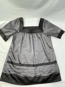 Blusa Daytrip gris satinado manga corta mediana cuello cuadrado - Imagen 1 de 6