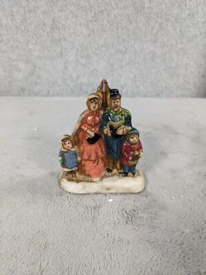 Adorno de Navidad familiar victoriano de cerámica vintage de 3" de alto Foto 1 de 4