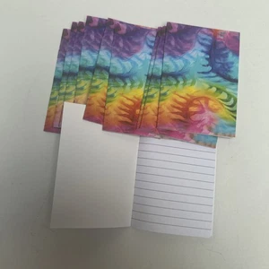 Paquete de 10 mini cuadernos tie dye (4,75” X 3,25”) 32 páginas forradas en el interior - Imagen 1 de 1