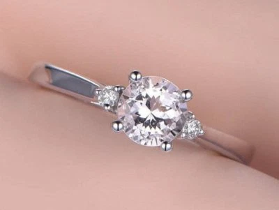 Anillo de compromiso de tres piedras morganita melocotón creado en laboratorio de 1 quilate enchapado en oro blanco de 9 k Foto 1 de 4