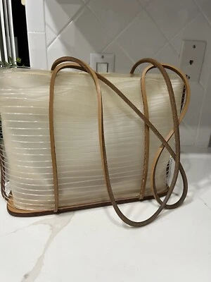 Bolso de Mano Salvatore Ferragamo PVC Opaco, encerrado en tuberías de plástico en todas partes Foto 1 de 4