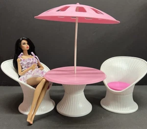 MATTEL Barbie - 1987 - Arco Outdoor Patio Furniture - Table, 2 Chairs & Umbrella - Imagen 1 de 6