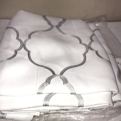 Exclusivo Hogar Belmont Winter Hiver Juego de 2 Cortinas 52 pulgadas x 96 pulgadas Blanco/Plateado  Foto 1 de 4