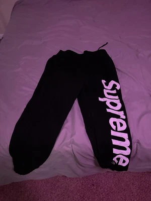 Pantalón de chándal Supreme con apliques de satén negro blanco para hombre talla L  Foto 1 de 3