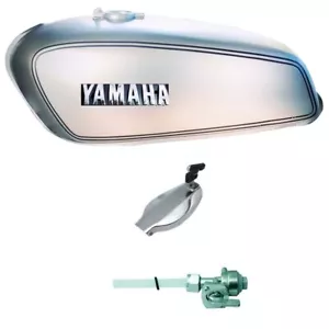 For Yamaha Rx100 Rx125 Silver Petrol Fuel Tank Black Strip With Lid Cap Tap ECs - Foto 1 di 3