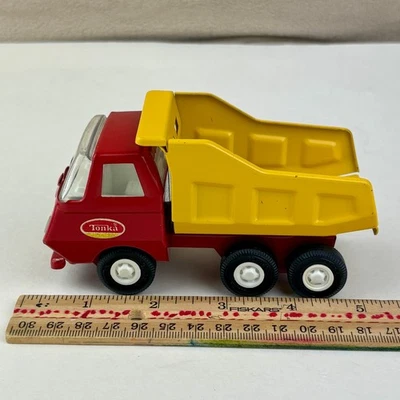 Camión de volteo Tonka vintage de metal de 5" 1974 vehículo cabina roja/amarillo 55010 Foto 1 de 4