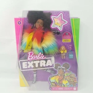 Barbie Muñeca Extra Abrigo Arco Iris Peludo 15 Piezas de Estilo, Incluye Mascota. - Imagen 1 de 8