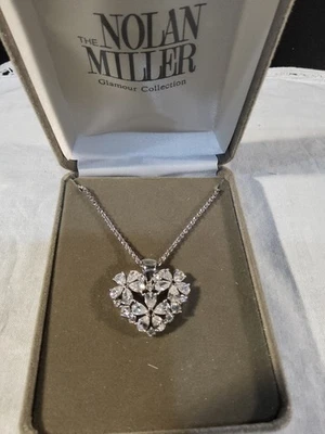 Collar Nolan Miller Estrás Cristal Brillante Corazón Incrustado Tono Plata Foto 1 de 4