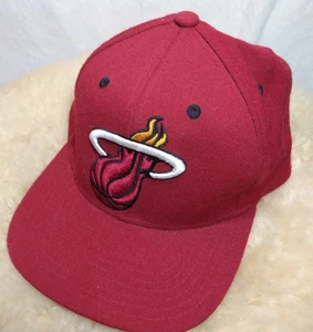 ADIDAS NBA MIAMI HEAT HOMBRE GORRA AJUSTABLE SNAPBACK ROJA - BUEN ESTADO - Imagen 1 de 14