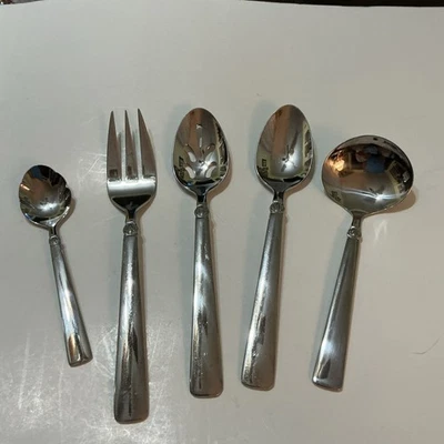 Reed & Barton SANDERLING Stainless Flatware 5 Serving - Image 1 of 4